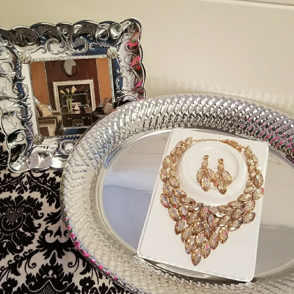 Necklace and earring set